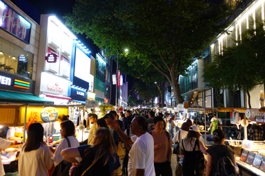 明洞の夜の屋台が並ぶ雰囲気