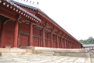 宗廟の静寂に満ちた伝統建築の佇まい。