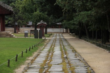 宗廟の王の道とされる中央の道