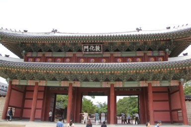 昌徳宮の伝統建築が並ぶ落ち着いた宮廷風景。