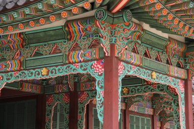 古い建物がカラフルに修復され若返った姿