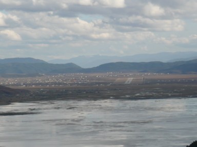 シャングリラの郊外の素朴な空港と大自然