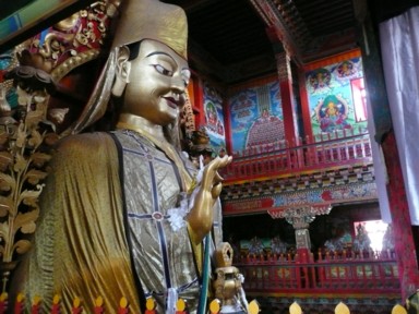 ソンツェリン・ゴンパの中のチベット仏教の金色の大仏