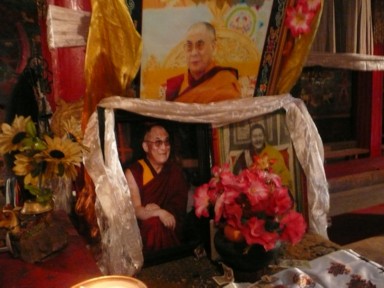 シャングリラで飾られるダライラマ14世の写真