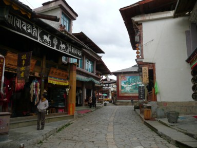 シャングリラの独克宗古城の土産屋や食堂が並ぶ素朴な町並み