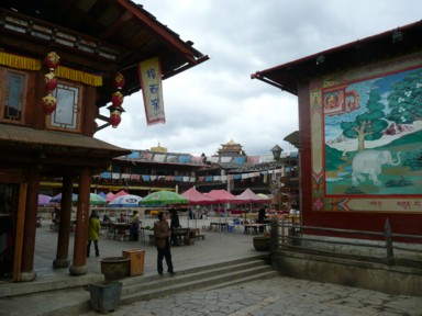 シャングリラの独克宗古城の広場