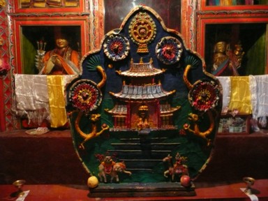 ロウで作られた飾りが並ぶソンツェリン・ゴンパの内部