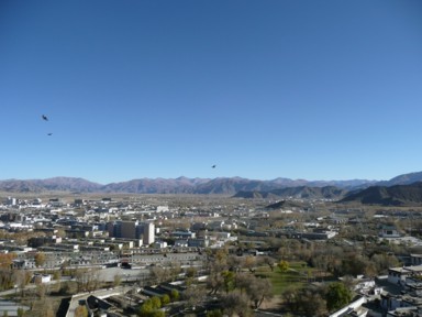 シガツェの小さな町全体を見渡せる風景
