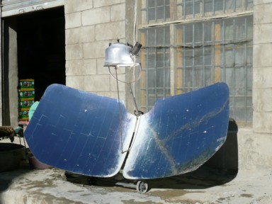 高地で使われるアンテナ風の太陽を集める湯沸かし器