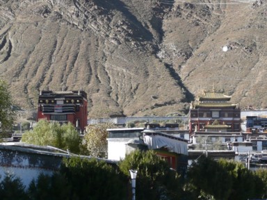 タシルンポ寺と山