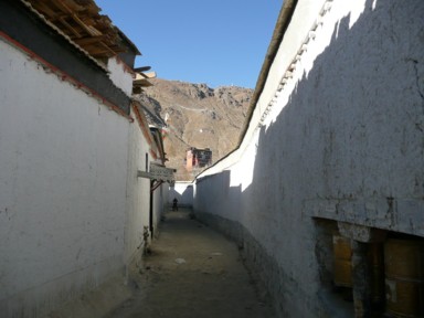 シガツェのタシルンポ寺の横の狭い路地