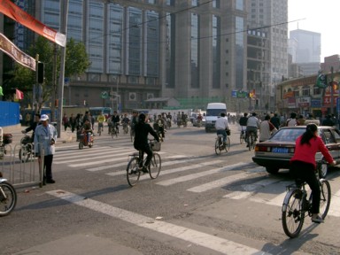 自転車文化が残る上海の街角