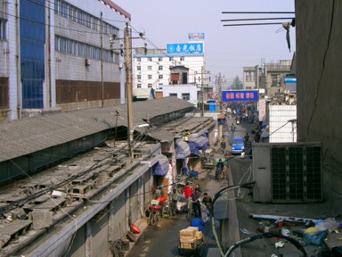 西湖周辺の裏通りの生活感ある風景