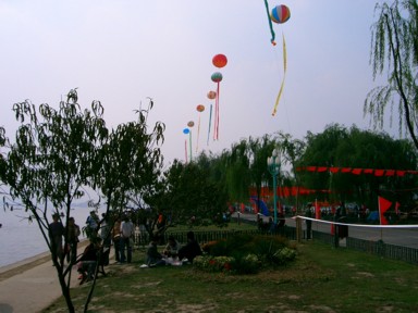 西湖の空に浮かぶアドバルーン