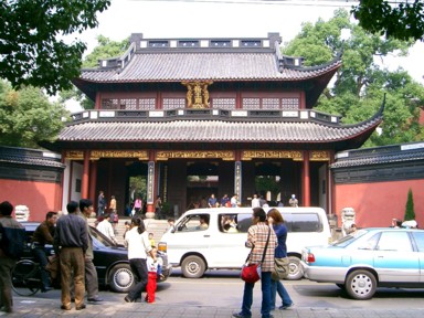 西湖の人が集まる岳廟