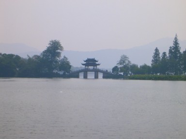 西湖沿いの散歩道と風光明媚な景色