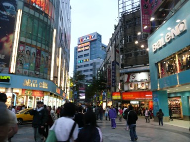 西門町の渋谷っぽい街並み