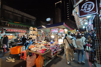 饒河街夜市の人があふれる屋台の道