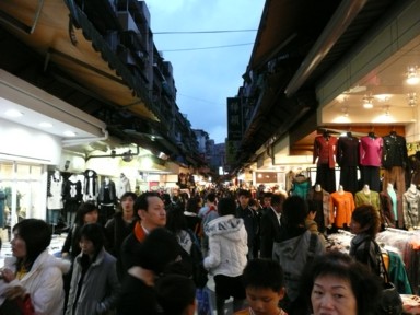 にぎやかな年末の服の市場