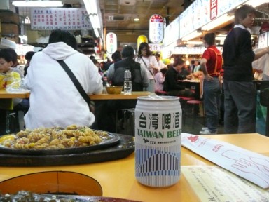 士林夜市の屋台飯と缶ビール