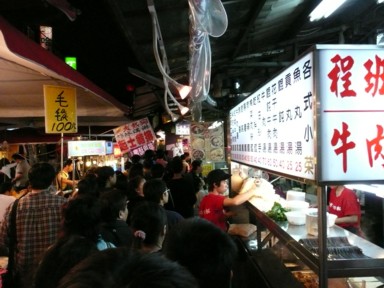 饒河街夜市の臭豆腐の屋台や周囲のにぎわい