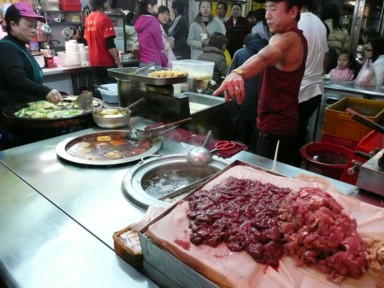 饒河街夜市の屋台で料理を作る調理風景