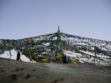 タクツェのガンデン寺にある無数のタルチョが夜明け前にはためく