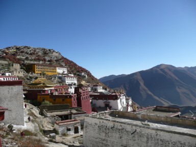 修復が進むタクツェ寺院