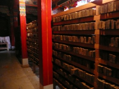 お経が彫られた板が本棚のように無数に並ぶ