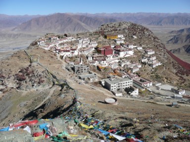 タクツェの山頂に建つチベット仏教の聖地