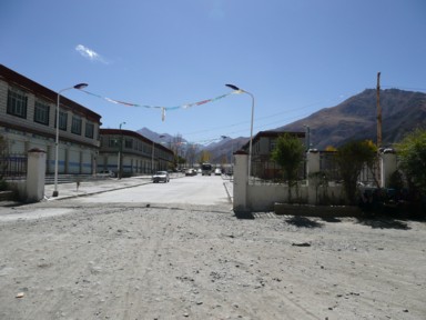 タクツェの素朴で何もない町並み