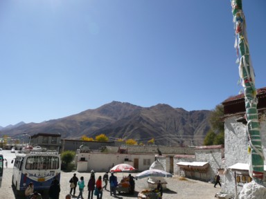 タクツェのバスと山々