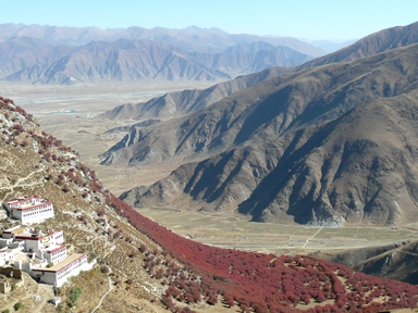 タクツェのガンデン寺から下界を眺める