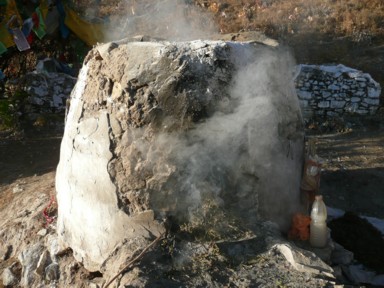 祈りの煙が青空に消えていく