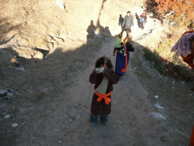 チベット人の子供とカメラの撮り合いっこ