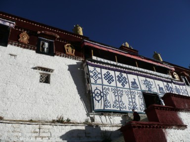 タクツェのガンデン寺の入り口にかかる模様が描かれた布