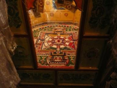 砂で作られた立体的で繊細なマンダラ