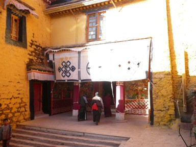 タクツェのガンデン寺の入り口は明るく照らされる