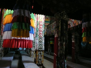 ガンデン寺の内部は薄暗い修業の場