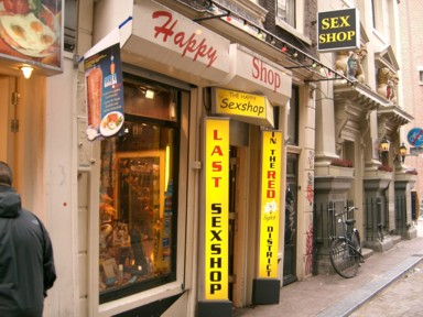 駅前に並ぶ個性的な店の数々