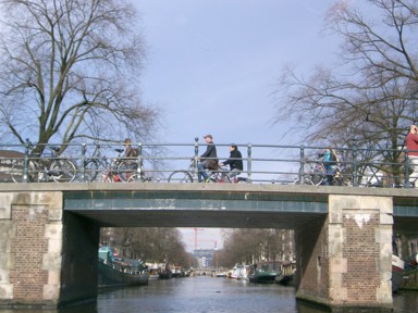 眠気を誘う運河クルーズの午後