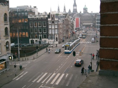 ホテルの窓から見たアムステルダムの時間