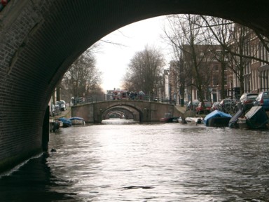 橋をくぐるたびに現れる美しい景色