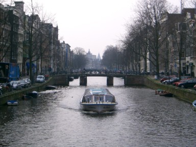 アムステルダムの運河沿いに並ぶ歴史的な家並み。