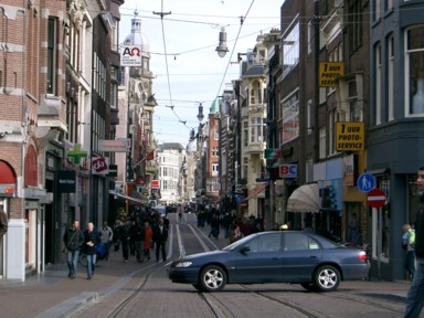 路面電車に注意しながらのショッピング