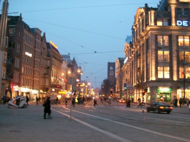 寒さと街の灯りが交差する夜の風景