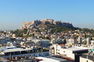 アクロポリスの丘にそびえるパルテノン神殿を見上げる壮麗な眺め。