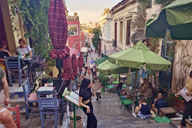 階段沿いに並ぶカフェの風景