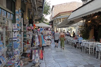 土産屋とレストランが続く路地