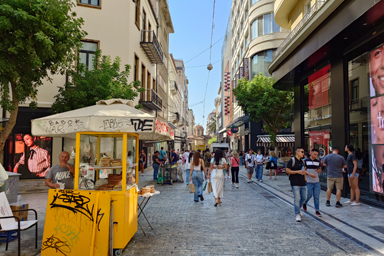 都会に並ぶ見慣れた店と新鮮な風景